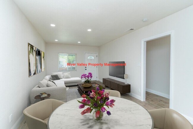 Foto del edificio - Coming Soon! Adorable remodeled Cottage, 3...