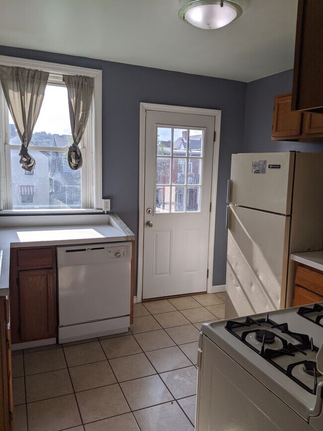 Foto del edificio - South Oakland Large and renovated 3 bedroom apartment Must SEE!