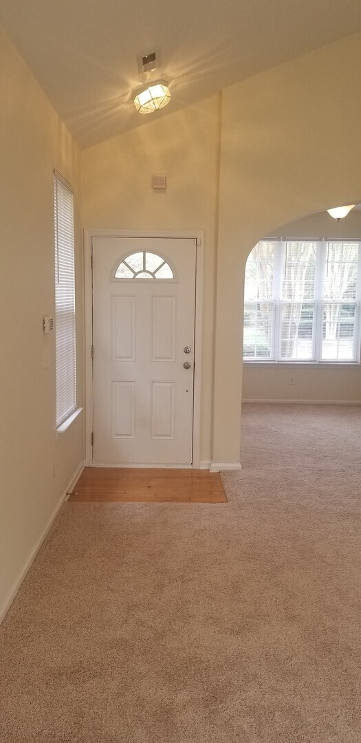 Building Photo - Gorgeous End Unit Townhome with Owners Bed...