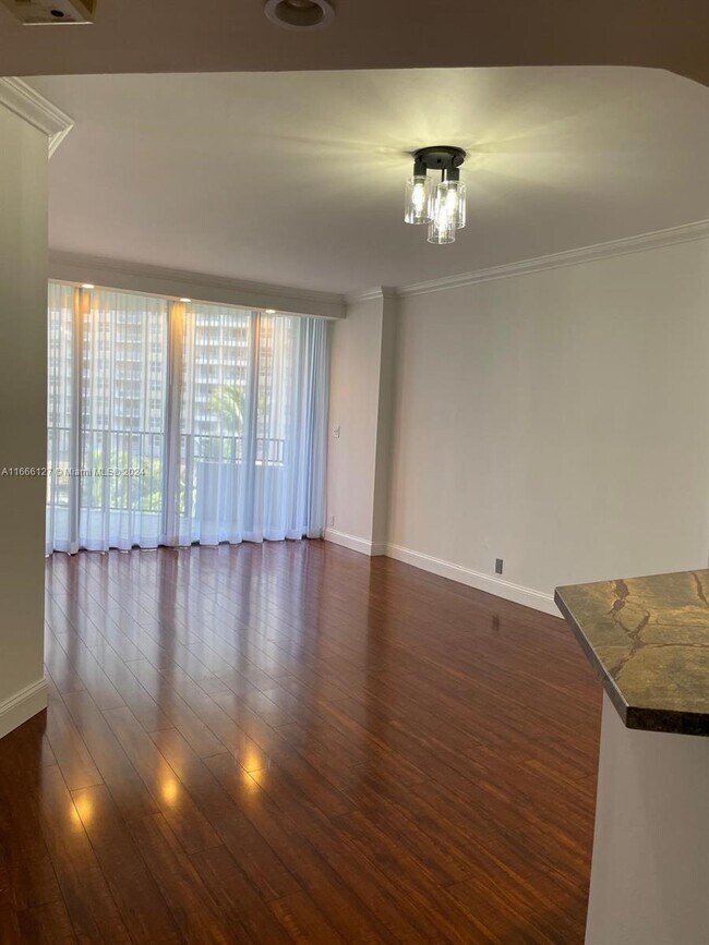 Foto del edificio - 520 Brickell Key Dr
