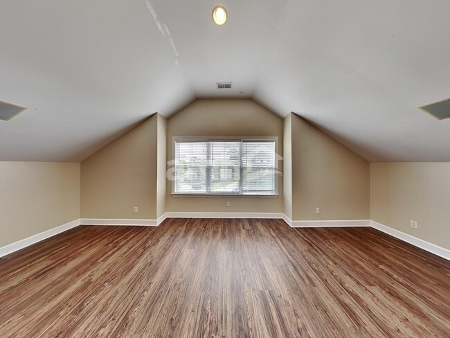 Building Photo - 116 Lake Point Ct