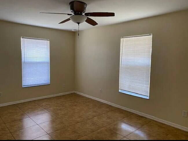 Foto del edificio - 1157 Holly Ave S
