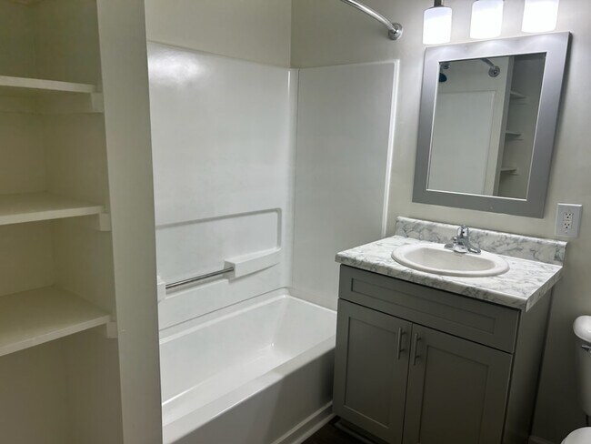 Building Photo - 1087 Fords Pointe Cir