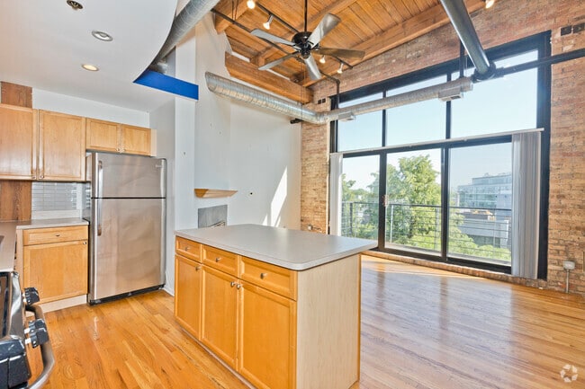 Building Photo - 2210 W Wabansia Ave