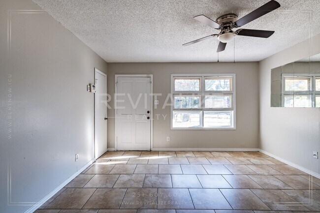 Building Photo - HALF-OFF DEPOSIT! 3 Bedroom/ 1 Bathroom Ho...