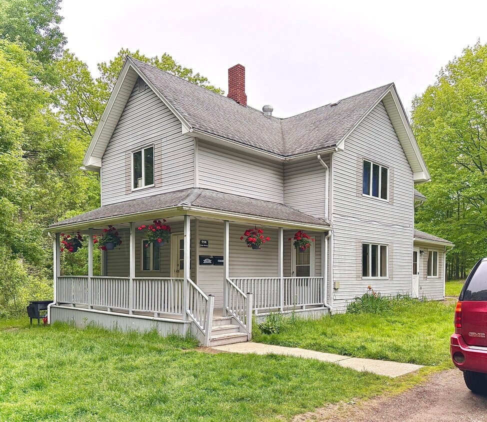 Upper unit in duplex for rent - 114 Vega St