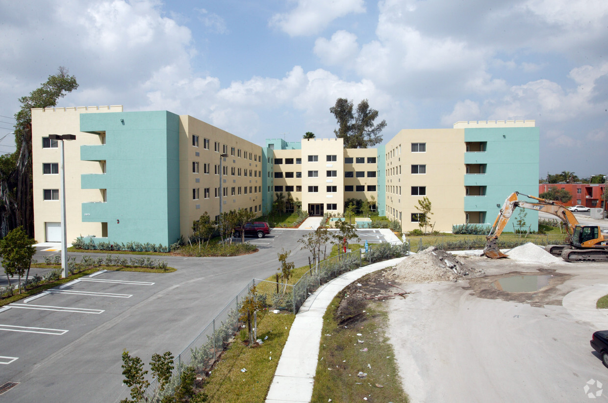 Building Photo - Royal Palm Apartments