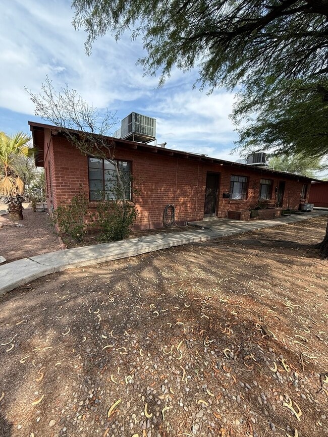 Building Photo - 2536 E Linden St