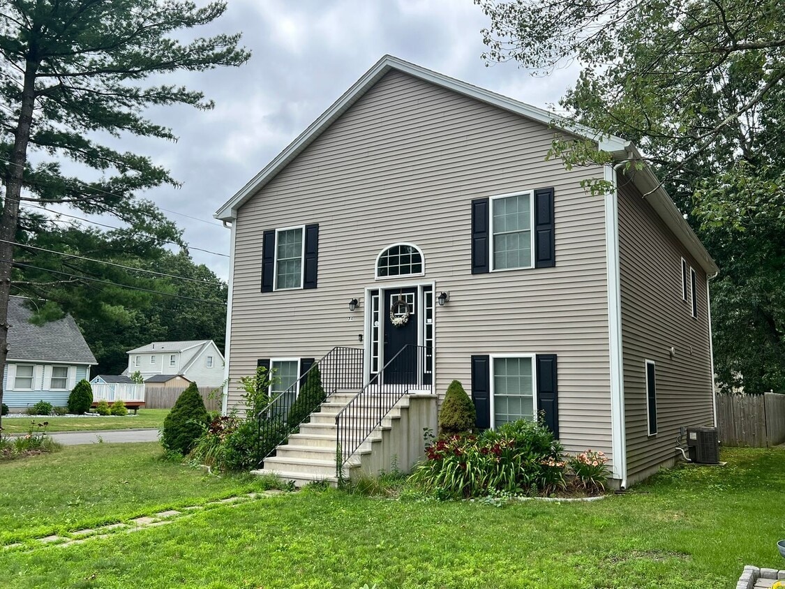 Primary Photo - Stunning Single Family Home In Sixteen Acr...