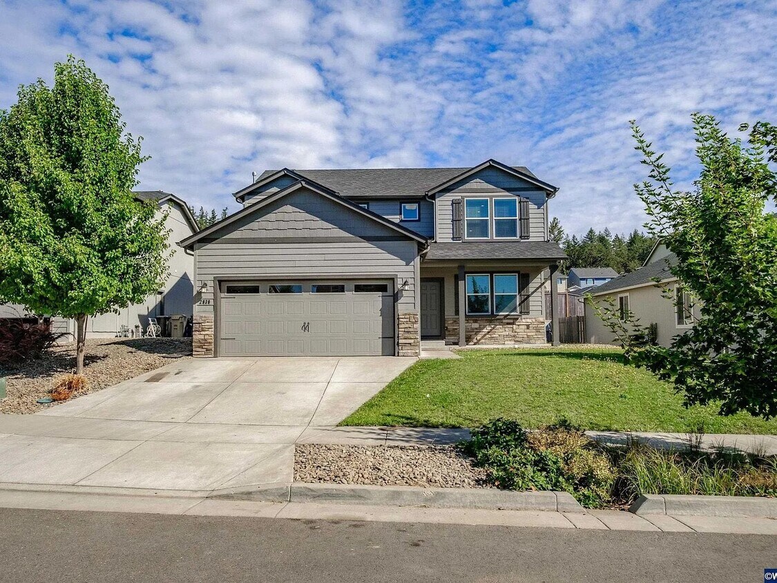 Primary Photo - NW Albany home Clean and comfortable!