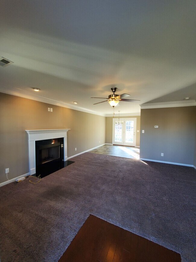 Foto del edificio - Maryville 37804 - 3 bedroom, 2.5 bath home with fireplace - Call Karen Robertson (865) 454-7626