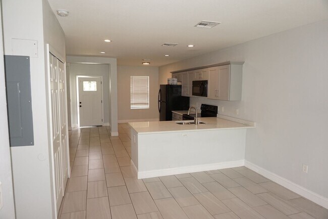 Foto del edificio - Spacious Duplex 3/2 Newly Built and Centra...
