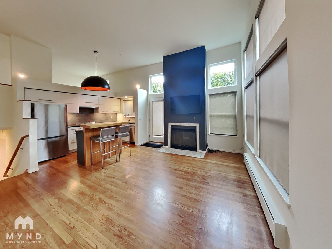 Primary Photo - 1905 42nd Ave E