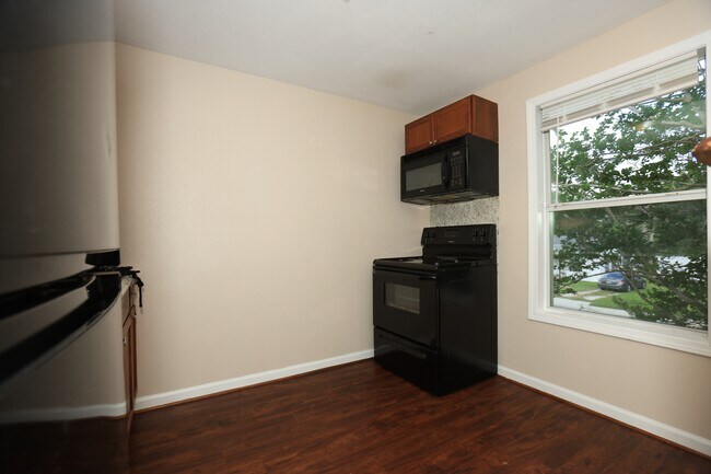 Building Photo - 256 E Pecan Ln