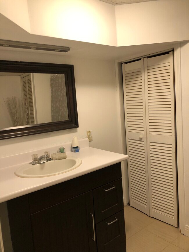 Bathroom - 976 Glenhare St