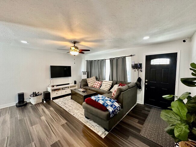 Building Photo - Entertainers Dream Home With Lots of Chara...