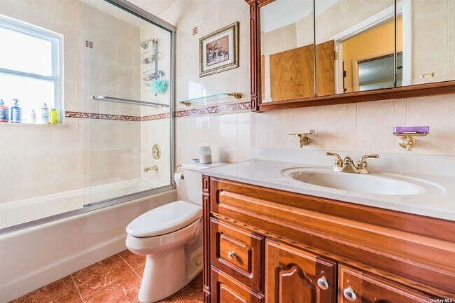 Foto del edificio - 83-25 240th St