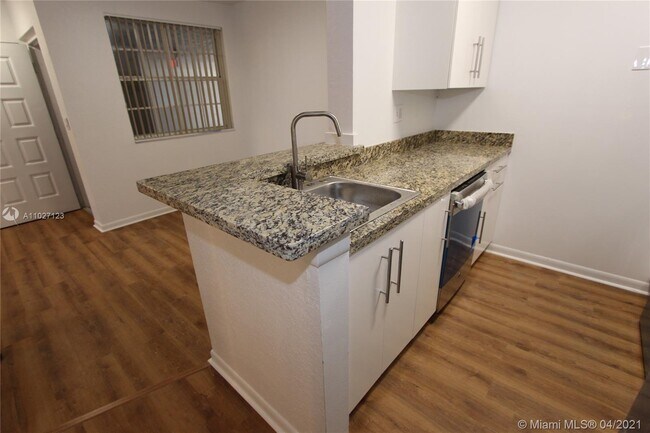 Foto del edificio - 2881 N Oakland Forest Dr