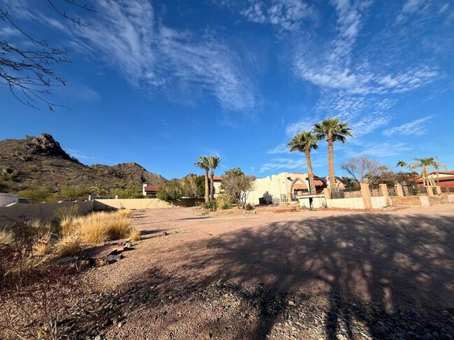 Building Photo - One-of-a-Kind 3 bed 2 bath on Phoenix Moun...