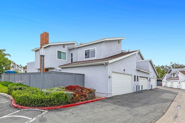 Foto del edificio - Spacious end unit-3 bedroom townhome in a prime Costa Mesa location