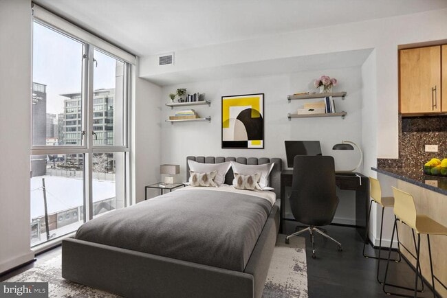 Building Photo - 1025 1st St SE