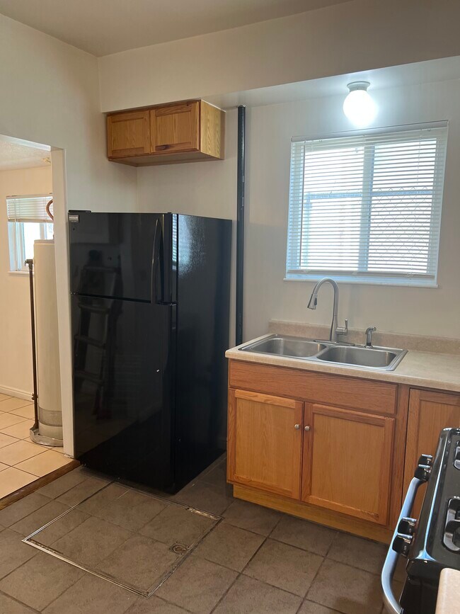 Kitchen - 656 W 2nd Ave