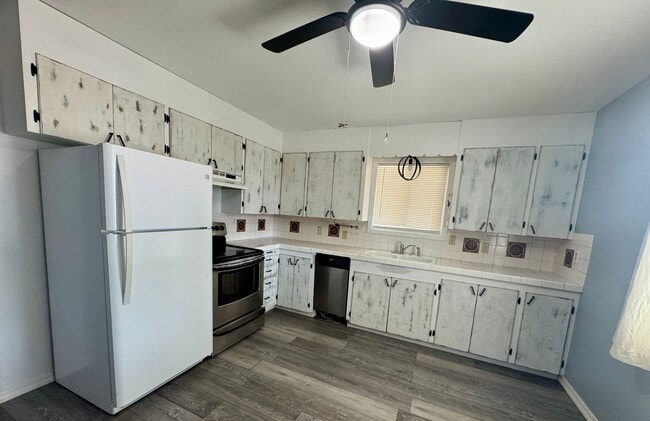 Building Photo - Renovated 2 bed 1 bath duplex near town ce...