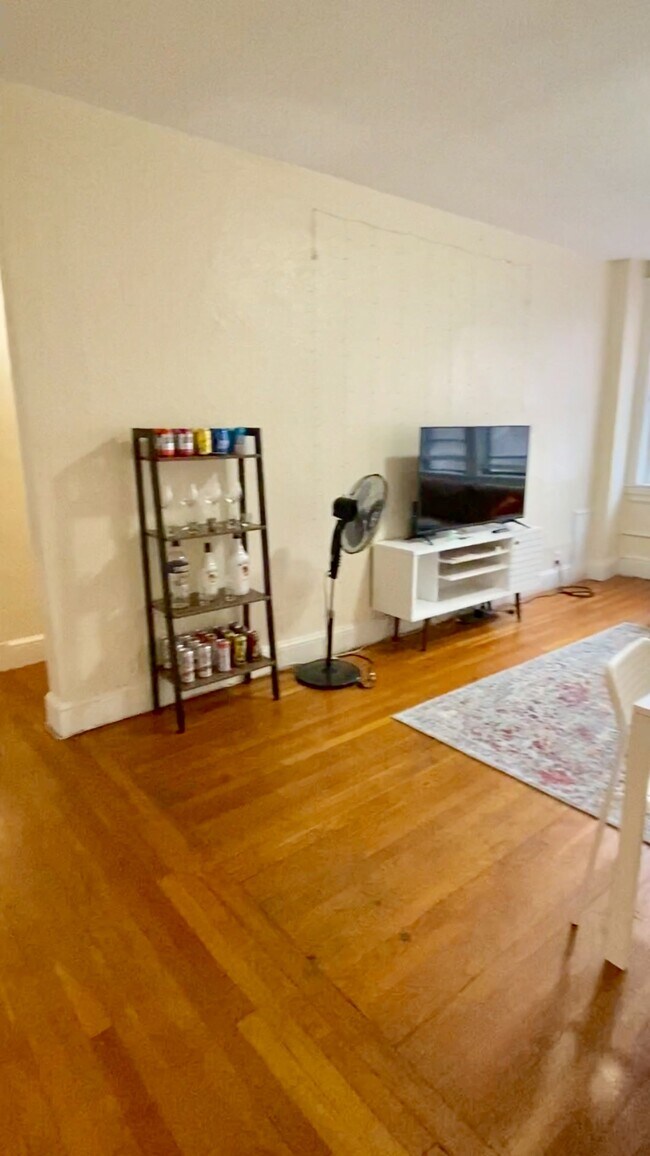 Building Photo - 1982 Commonwealth Ave