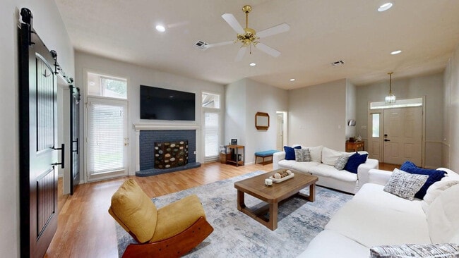Foto del edificio - 701 Summerglen Dr