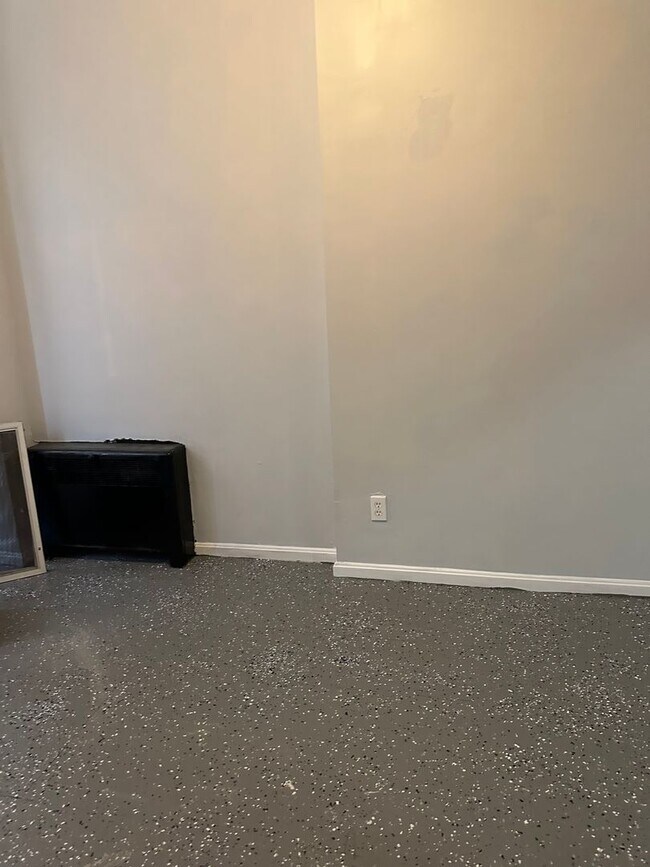 Building Photo - Spacious Rooms! W/D! Available Now!