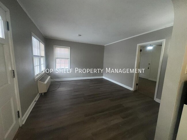 Building Photo - 2303 E 9th St