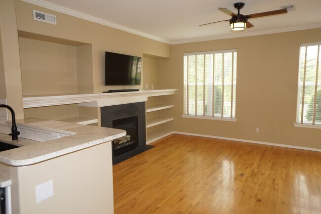 Building Photo - Spectacular NW Portland 3 bedroom Townhouse
