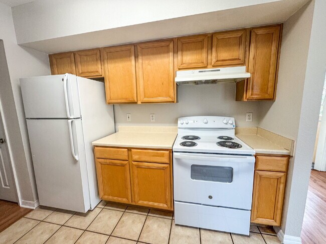 Building Photo - "Spacious & Stylish 3-Bed, 2-Bath Condo Retreat  close to downtown Sarasota. Gated, Luxury Commun...