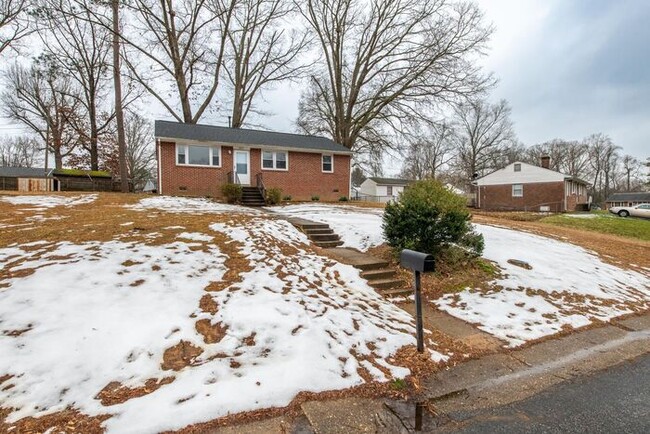 Building Photo - Charming 3/1 with fenced-in backyard