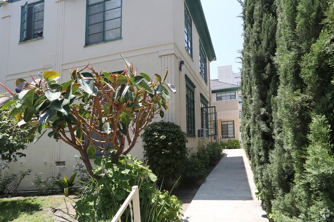 Foto del edificio - 127-129 1/2 N Clark Dr