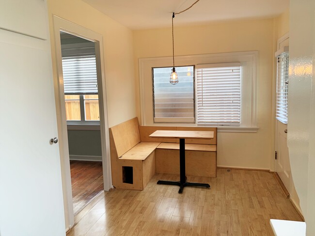 Breakfast Area / Built-ins - 140 Hart Ave