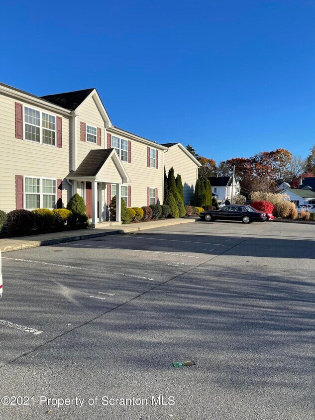 221 Elm St, Moosic, PA 18507 Room for Rent in Moosic, PA