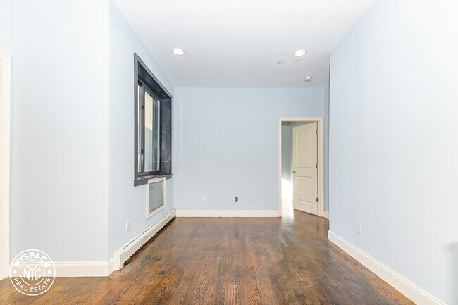Foto del edificio - 682 bushwick Ave