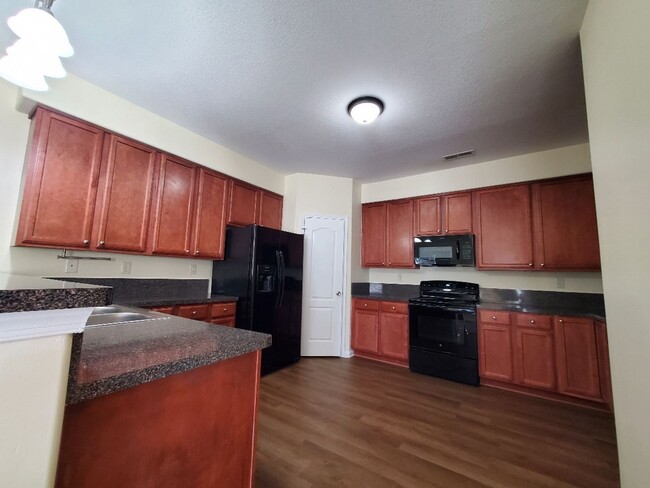 Building Photo - Move-In Ready 3BR Home with Great Living S...