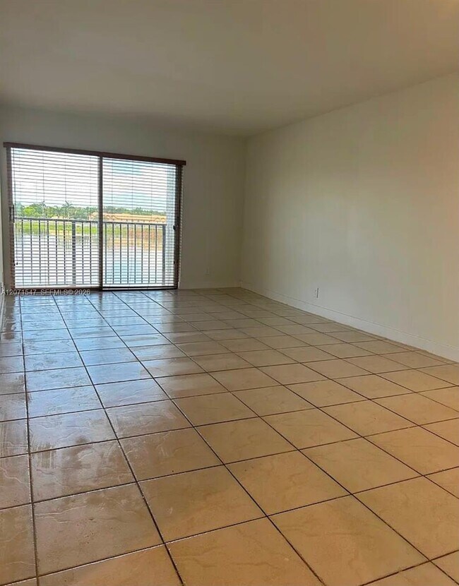 Foto del edificio - 8720 N Sherman Cir