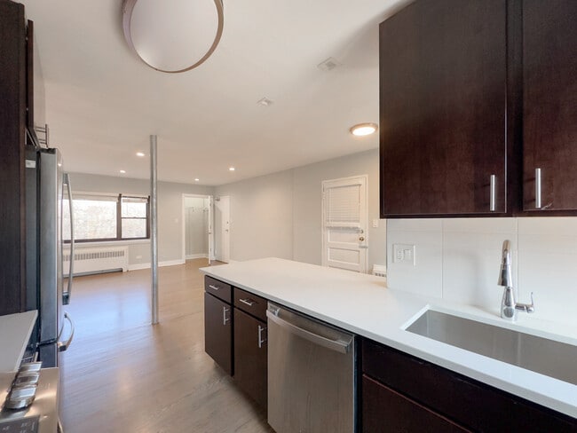 Building Photo - 618 1/2-601 Sheridan Rd