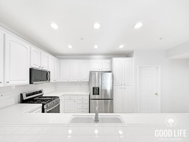 Foto del edificio - Stylish 2-Bed 2-Bth Home in Irvine with Pool, Jacuzzi, Basketball Court, Balcony & 2 Car Attached...