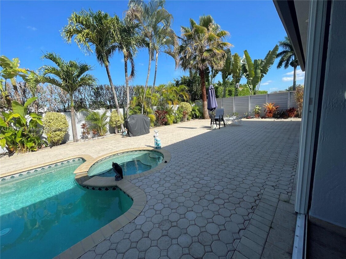 Foto del edificio - 15957 NW 77th Pl
