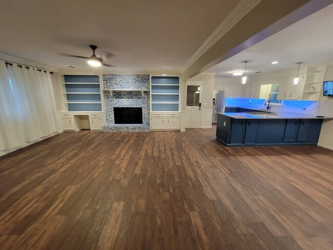 Building Photo - 741 Longwood Dr