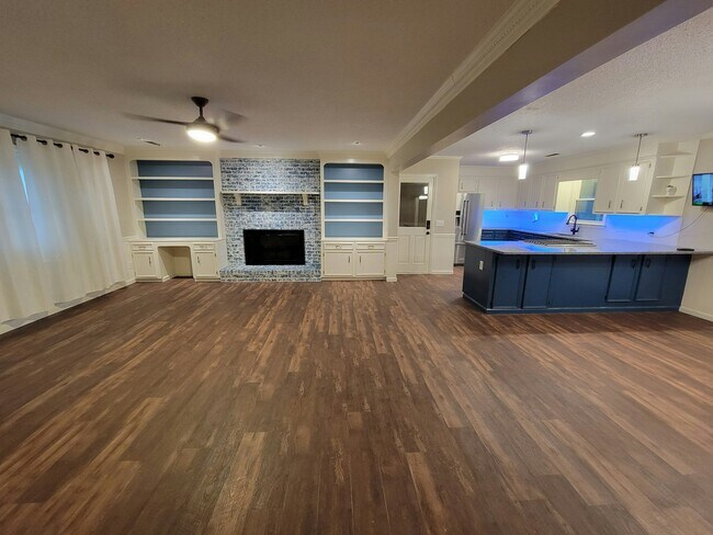 Foto del edificio - 741 Longwood Dr