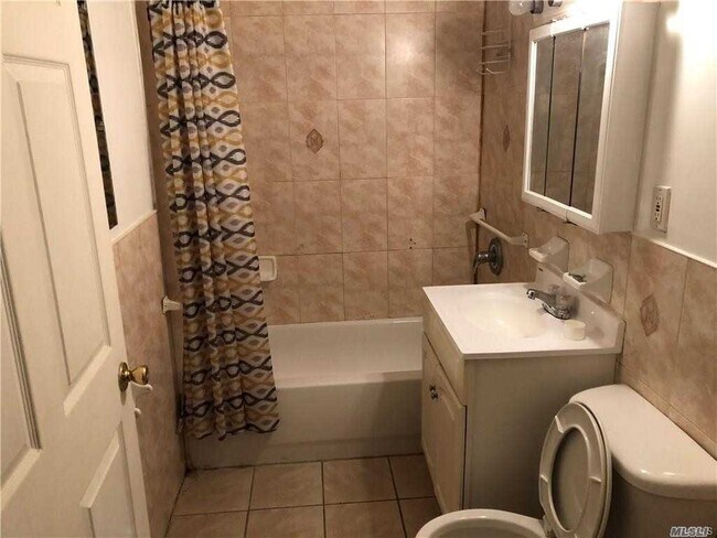 Foto del edificio - 931 E 216th St