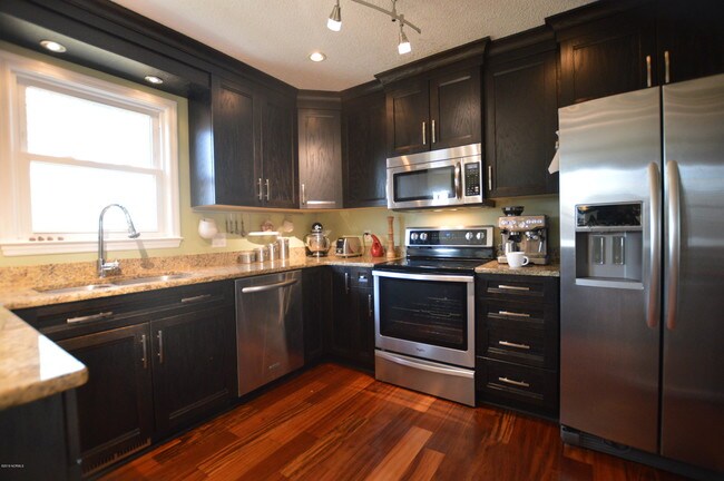 Building Photo - 716 Benchmark Ct