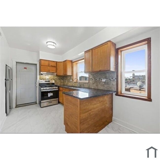 Building Photo - 5639 N Artesian Ave