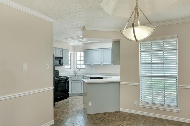 Building Photo - 2208 Raintree Path