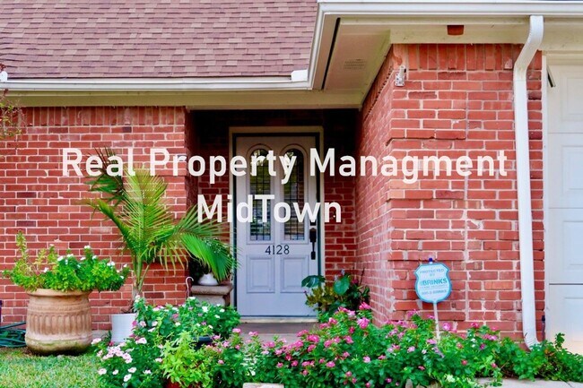 Building Photo - Charming Home Centrally Located in the DFW
